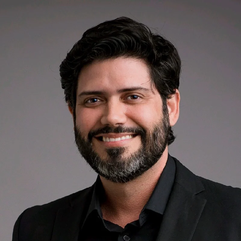 Prof. Michel Galvão, coordenador pedagógico da Especialização em Harmonização Orofacial do Instituto Smile